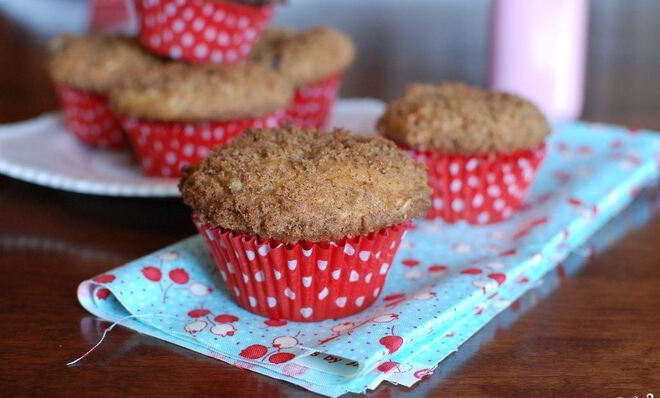 Лавандовые маффины с ежевикой и персиками