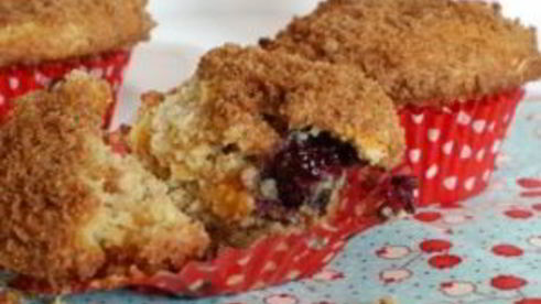 лавандовые маффины с ежевикой и персиками