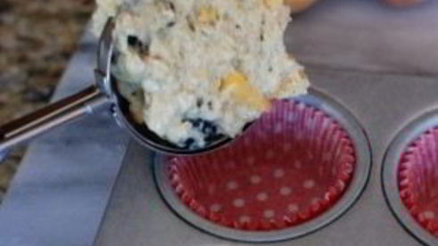 лавандовые маффины с ежевикой и персиками