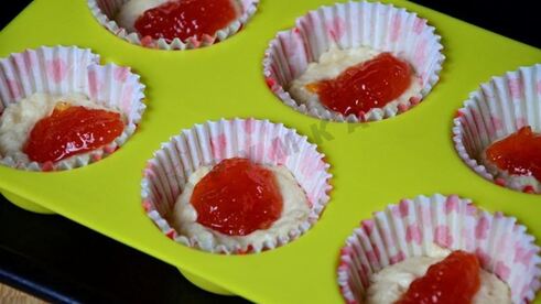 маффины на кефире с джемом в формочках