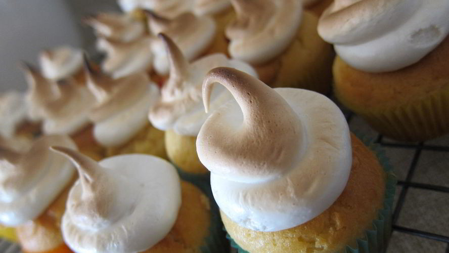 Рецепт маффины с лимонным кремом и меренгой