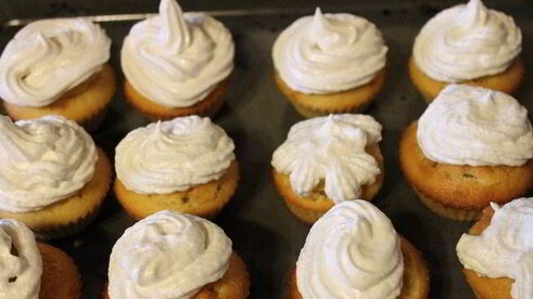 маффины с лимонным курдом и меренгой