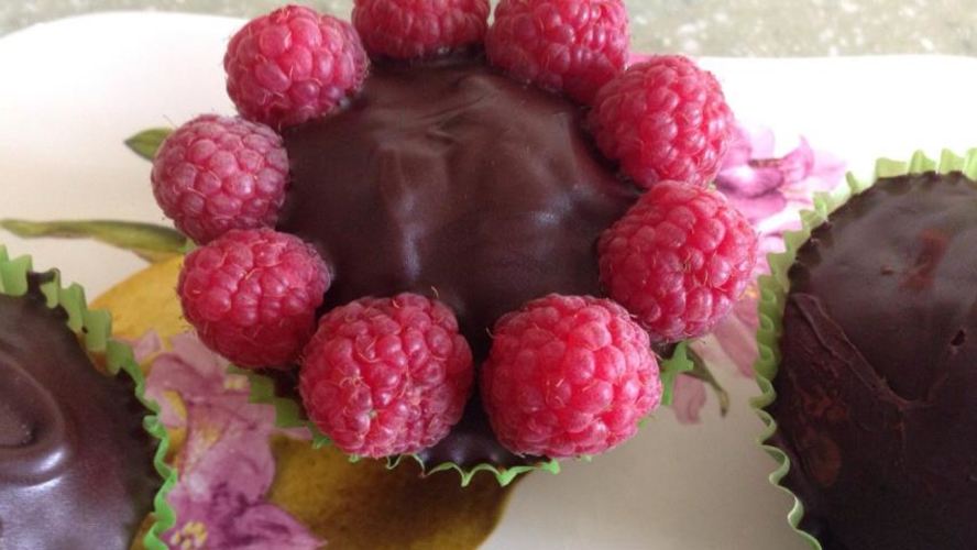 Рецепт маффины с шоколадной крошкой, украшенные малиной