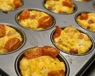 Необычные маффины с ветчиной и сыром