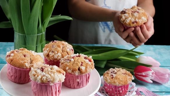 Рецепт Нежные маффины с ягодами и сахарной корочкой