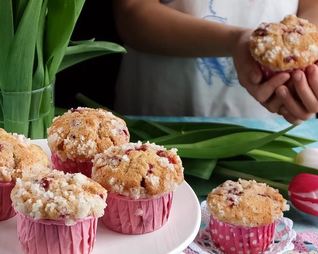 Нежные маффины с ягодами и сахарной корочкой