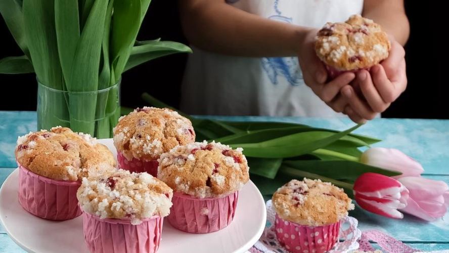 Рецепт нежные маффины с ягодами и сахарной корочкой