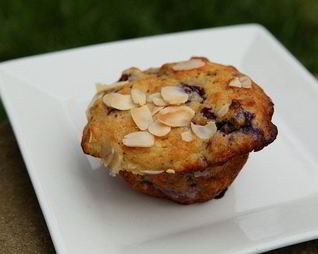 Пряные маффины с голубикой и миндалем