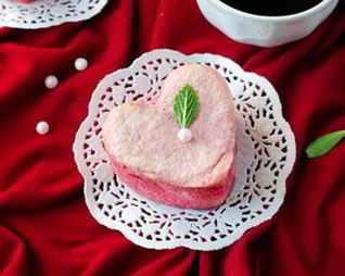 Розовые маффины на белках с начинкой из пудинга