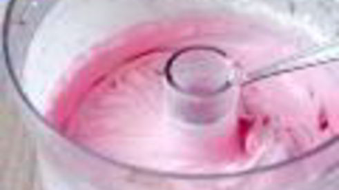 розовые маффины на белках с начинкой из пудинга