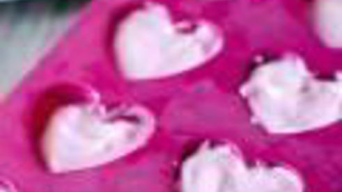 розовые маффины на белках с начинкой из пудинга