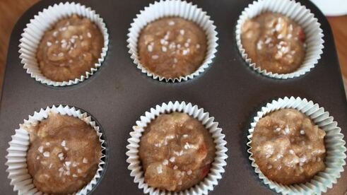 ржаные маффины с яблоком, кешью и кориандром