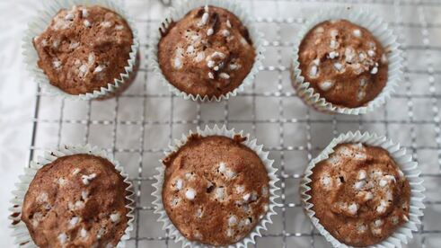 ржаные маффины с яблоком, кешью и кориандром