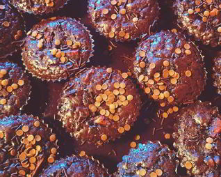 Шоколадные маффины с апельсином и грецкими орехами