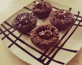 Шоколадные маффины с маленькими кусочками шоколада