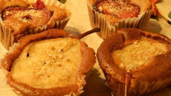 Рецепт Шоколадные маффины с половинками груш и слив