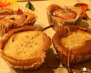 Шоколадные маффины с половинками груш и слив