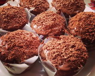 Шоколадные маффины с шоколадной крошкой и орехами