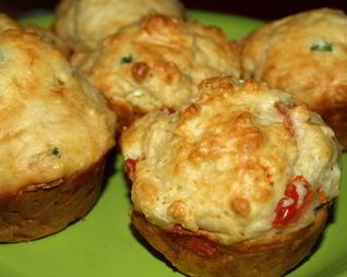 Сырные маффины с помидорами и зеленым луком