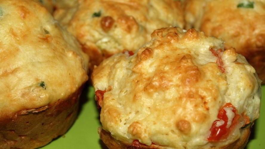Рецепт сырные маффины с помидорами и зеленым луком