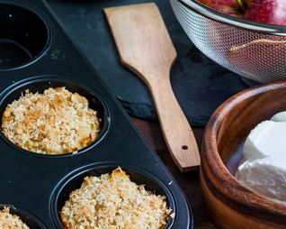 Яблочно-творожные овсяные маффины с кокосовым штрейзелем