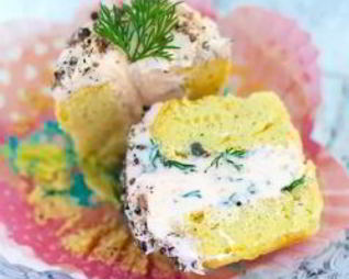 Закусочные маффины с муссом из копченого лосося