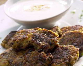 Баклажановые оладьи с соусом