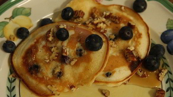 Рецепт Банановые оладьи с кленовым сиропом, голубикой и орехами пекан