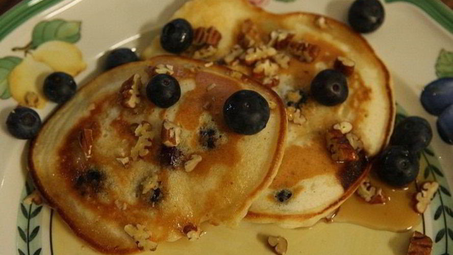 Рецепт банановые оладьи с кленовым сиропом, голубикой и орехами пекан