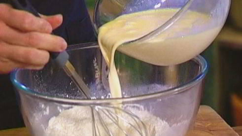 банановые оладьи с кленовым сиропом, голубикой и орехами пекан