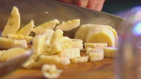 банановые оладьи с кленовым сиропом, голубикой и орехами пекан