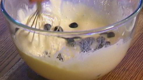 банановые оладьи с кленовым сиропом, голубикой и орехами пекан