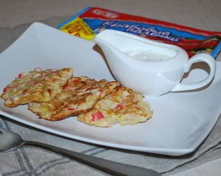 Диетические оладьи с крабовыми палочками