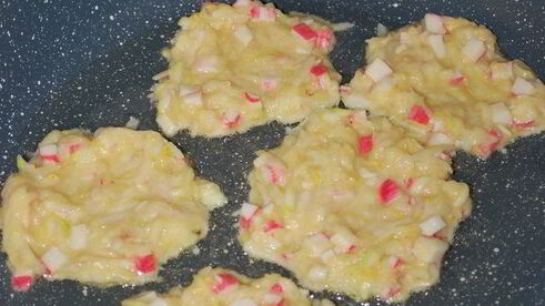 диетические оладьи с крабовыми палочками