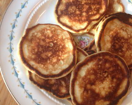 Дрожжевые оладьи с яблоками