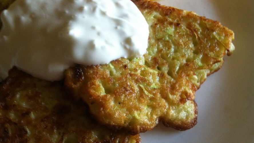 Рецепт кабачковые оладьи с чесноком и сметаной