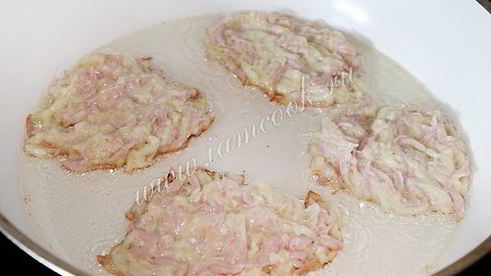 кабачковые оладьи с колбасой