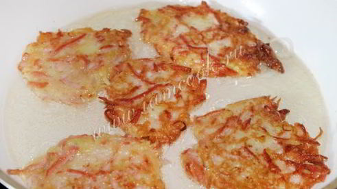 кабачковые оладьи с колбасой