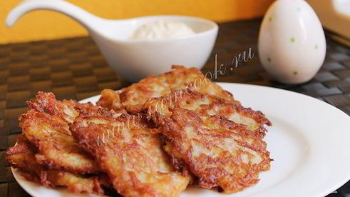 кабачковые оладьи с колбасой