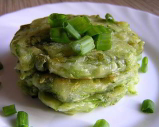 Кабачковые оладьи с зеленым луком