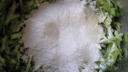 кабачковые оладьи с зеленым луком