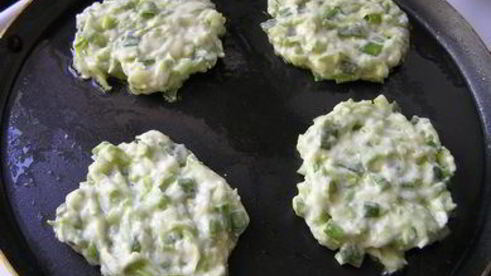 кабачковые оладьи с зеленым луком