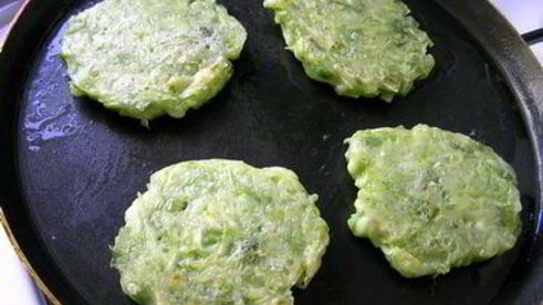 кабачковые оладьи с зеленым луком