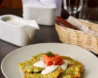 Кабачковые оладьи со сметанным соусом и лососем