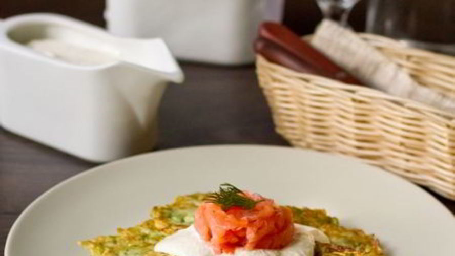 Рецепт кабачковые оладьи со сметанным соусом и лососем