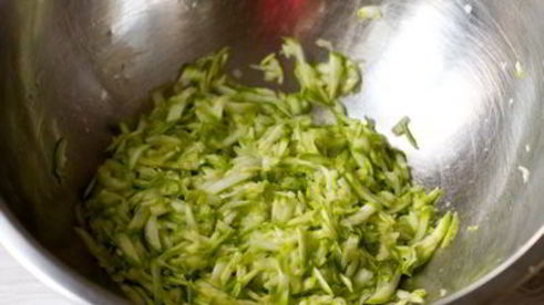 кабачковые оладьи со сметанным соусом и лососем