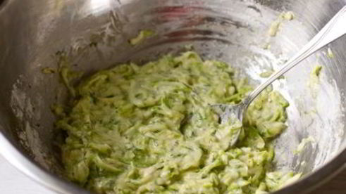 кабачковые оладьи со сметанным соусом и лососем