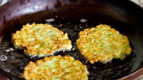 кабачковые оладьи со сметанным соусом и лососем