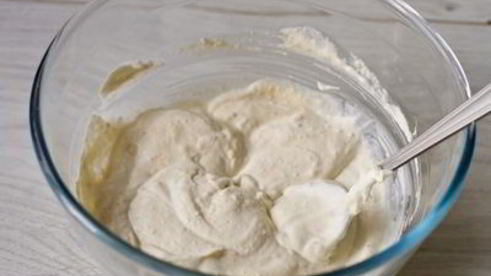 кабачковые оладьи со сметанным соусом и лососем