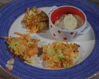 Капустные оладьи с морковью и луком-пореем